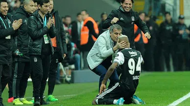 Beşiktaş şampiyonluğa uçuyor: 3-0