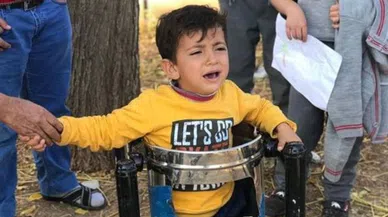 Küçük çocuk parkta oynarken çöp kutusuna sıkıştı