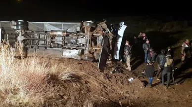 Ağrı'da yolcu otobüsü devrildi çok sayıda yaralı var