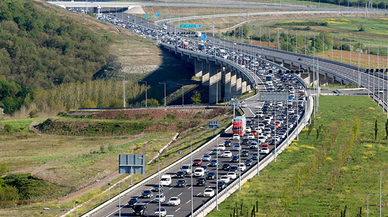 Tatil Dönüş Trafiğinde Yoğunluk Yaşanıyor