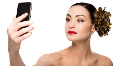 Selfie Kültürü ve Artan Estetik Cerrahi Talebi