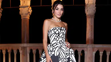 Hande Erçel Venedik'te Zarafetiyle Büyüledi