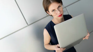 Kadınlar Dijital Dünyada Görünürlük ile Güvenlik Arasında Sıkışıyor