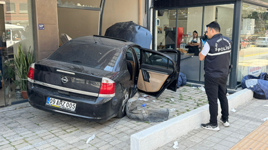 Aydın’da kontrolden çıkan araç mobilya mağazasına daldı