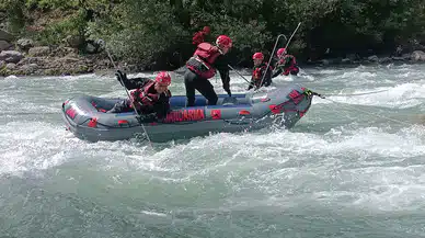 Yüksekova’da dereye düşen genç için arama sürüyor