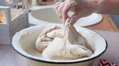 Evde ekşi maya ile sağlıklı ve keyifli ekmek yapımı
