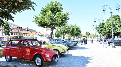 Avrupa’dan gelen klasik otomobiller Prizren’de sergilendi