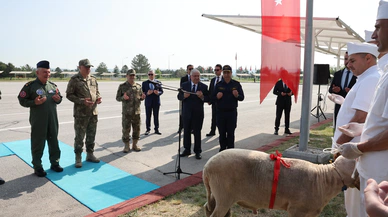 Erdoğan: Kahraman askerlerimizin bayramını kutluyorum