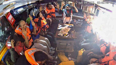 İsrail, yardım gemisindeki aktivistleri alıkoydu