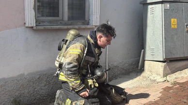 Yangın iki binayı sardı, 3 kişi alevlerin içinden çıkarıldı