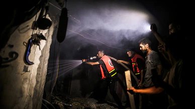 İsrail Gazze’de mülteci kampını vurdu, yangın çıktı