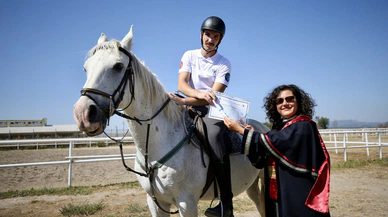Atçılık öğrencileri mezuniyetini at sırtında kutladı