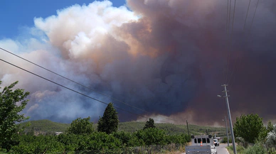İzmir’de iki ilçeyi etkileyen orman yangını büyüyor