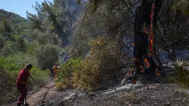 İzmir’de orman işçileri alevlerle 24 saat mücadele ediyor