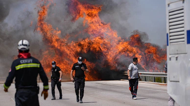 İzmir-Çeşme Otoyolu yangın nedeniyle ulaşıma kapatıldı