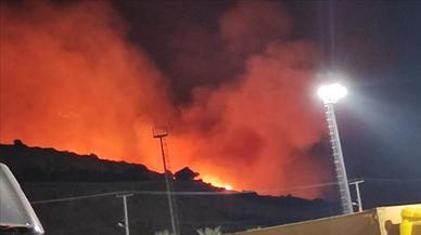 Çeşme’de çıkan yangında 3 mahalle tahliye edildi