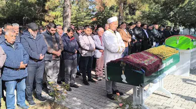 Gıda Zehirlenmesi Şüphesiyle Hayatını Kaybeden Aile Toprağa Verildi