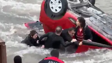 Amasya'da otomobil ile hafif ticari aracın çarpışması sonucu nehre uçan araçta anne ve kızı yaralandı