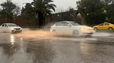 İzmir'de Şiddetli Sağanak Yağış Cadde ve Sokakları Göle Döndürdü