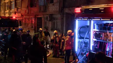 Kadıköy'de Yangın: 4 Katlı Bina Alevlere Teslim Oldu, 8 Kişi Yaralandı