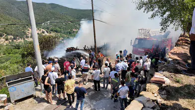 Antalya Akseki’de otluk yangını evlere sıçradı
