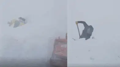 Çığ Düşmesi Sonrası İş Makineleri Kar Altında Kaldı, Ekipler Müdahale Ediyor