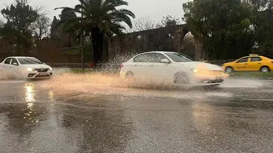 İzmir'de Şiddetli Sağanak Yağış Cadde ve Sokakları Göle Döndürdü