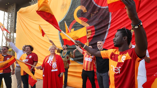 Galatasaray taraftarı Senegal’de 25. zaferi kutladı