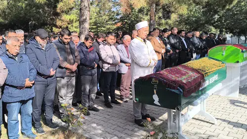 Gıda Zehirlenmesi Şüphesiyle Hayatını Kaybeden Aile Toprağa Verildi