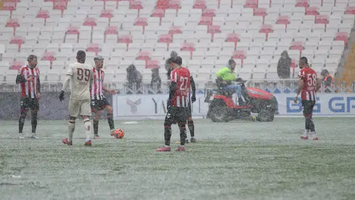 Sivasspor-Bandırmaspor Maçında Kar Yağışı Etkili Oldu: 3 Maçlık Hasret Sona Erdi