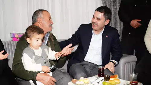 Bakan Kurum'dan Depremzede Aileye Ziyaret