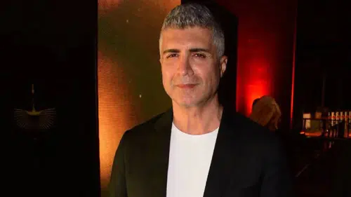 Özcan Deniz’in Klonlanmış Sesi ve Görüntüsü ile Yapay Zeka Dizisi “Tesserakt” Geliyor