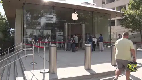 iPhone 17 Türkiye'de Satışa Çıktı, Ancak Mağaza Önleri Boş Kaldı