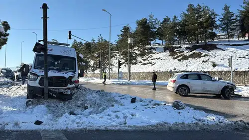 Ambulans Kazasında İki Yaralı