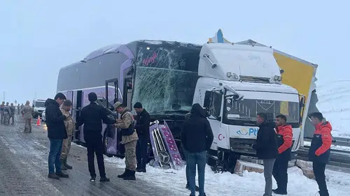 Kars Sarıkamış'ta Yolcu Otobüsü Kamyonla Çarpıştı: 9 Yaralı