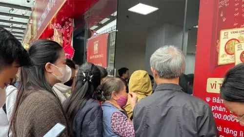 Hanoi'de Altın Fiyatları Yükselirken İnsanlar Neden Kuyrukta Bekliyor?