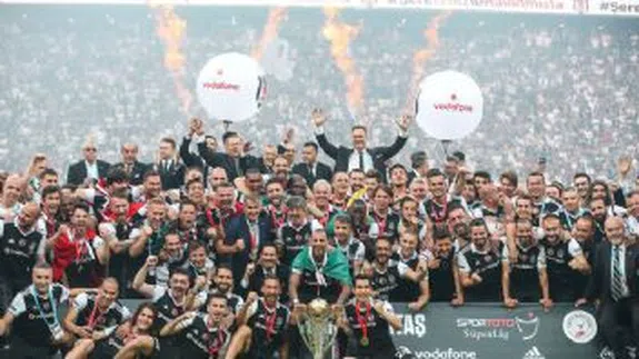 Süper Lig'de şampiyon Beşiktaş'ın kupa sevinci