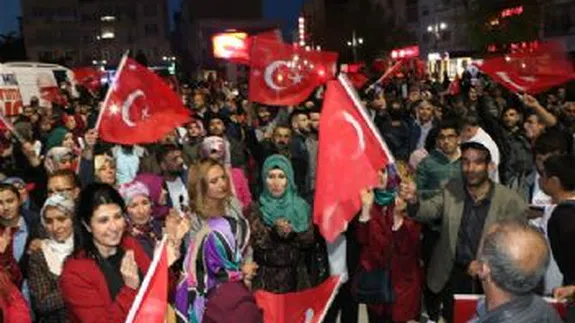 Referandum kutlamalarına meydanlarda başladı!