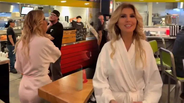 Gülben Ergen, New York Sokaklarında Bornozuyla Hamburger Yedi