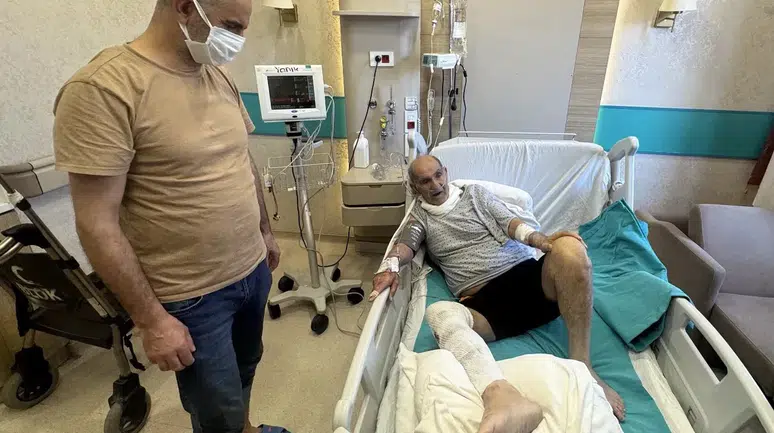 79 yaşındaki inşaat ustası, tıkanan banyo giderini açarken kimyasal maddeyle yanık yaşadı mı?