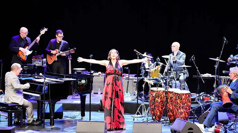 Pink Martini, Storm Large ile 22 Temmuz’da Harbiye’de sahne alacak