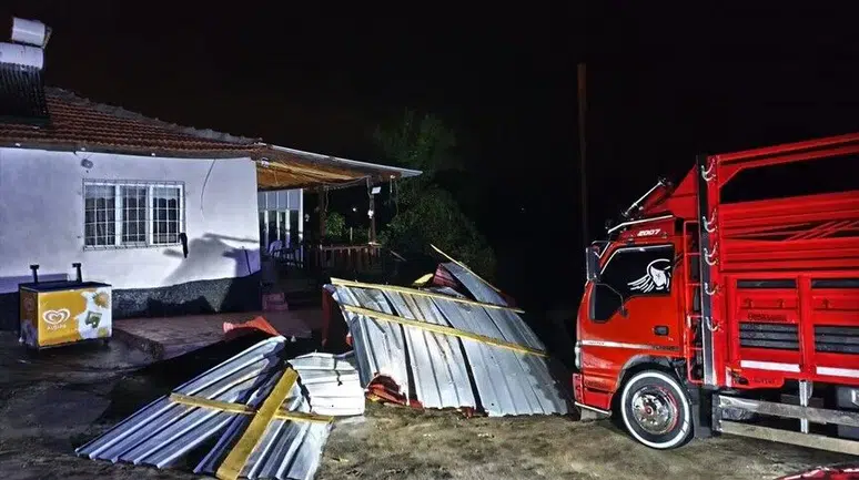 Kırıkkale’de fırtına: İki minare yıkıldı, araçlar zarar gördü