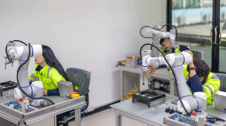 İnsansı robotlar iş hayatına hazırlanıyor: Robot okulları açıldı