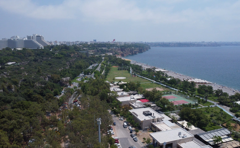 Antalya’da yüzde 81 nem bunaltıyor, sahiller doldu