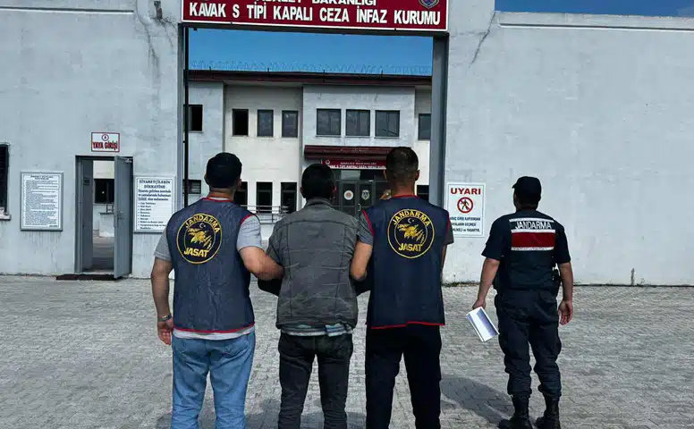 Samsun Kavak’ta 15 yıl hapis cezasıyla aranan kişi yakalandı
