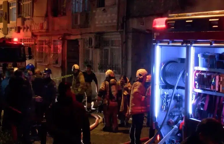 Kadıköy'de Yangın: 4 Katlı Bina Alevlere Teslim Oldu, 8 Kişi Yaralandı