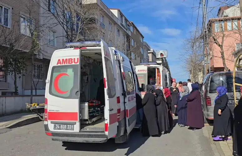 Sancaktepe'de 4 Katlı Binada Yangın Çıktı, 7 Kişi Kurtarıldı