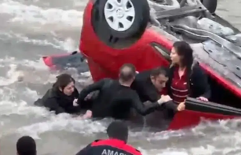 Amasya'da otomobil ile hafif ticari aracın çarpışması sonucu nehre uçan araçta anne ve kızı yaralandı