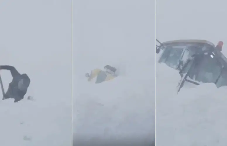 Artvin'de Sahara Geçidi'nde Çığ Düşmesi Sonrası İş Makineleri Kar Altında Kaldı