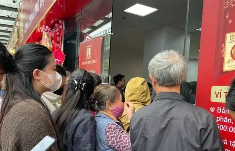 Hanoi'de Altın Fiyatları Yükselirken İnsanlar Neden Kuyrukta Bekliyor?